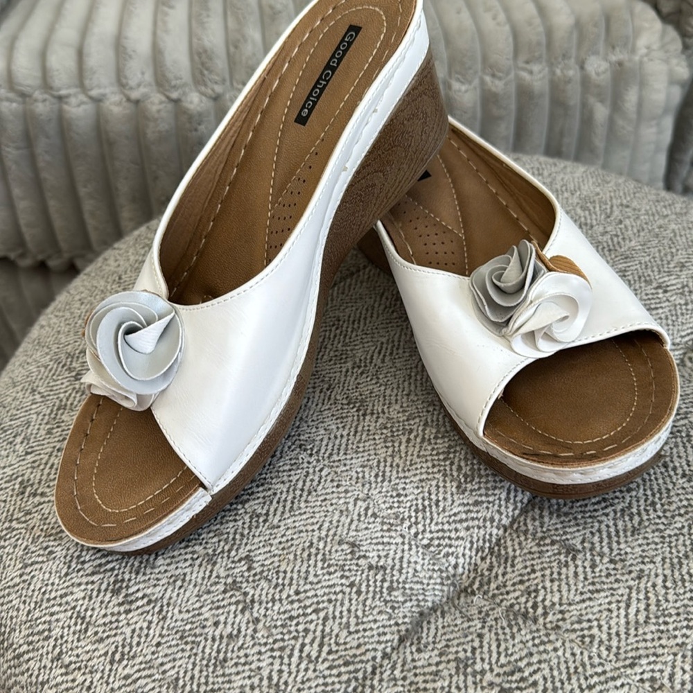 Ladies Good Choice Sydney white leather wedge sandals. Size 9